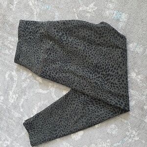 Beyond Yoga Midi 7/8 Black Leopard Print Leggings